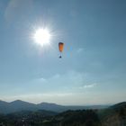 Schwerelos der Sonne entgegen