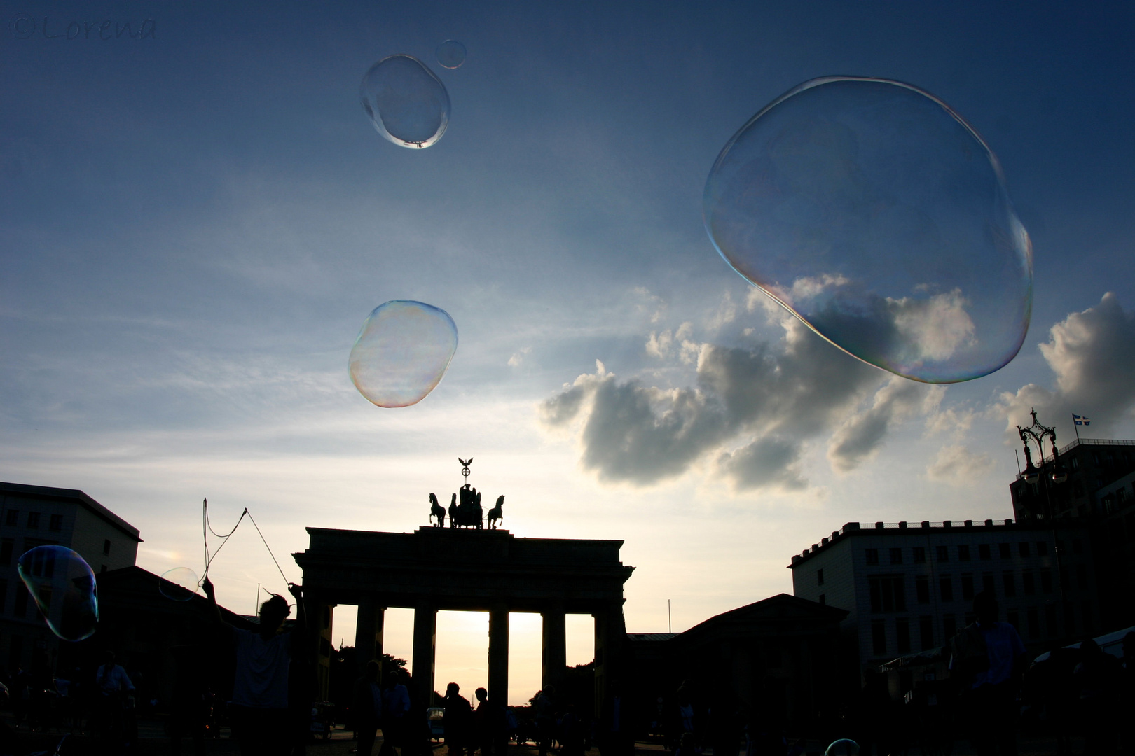 Schwerelos vor dem Brandenburgertor