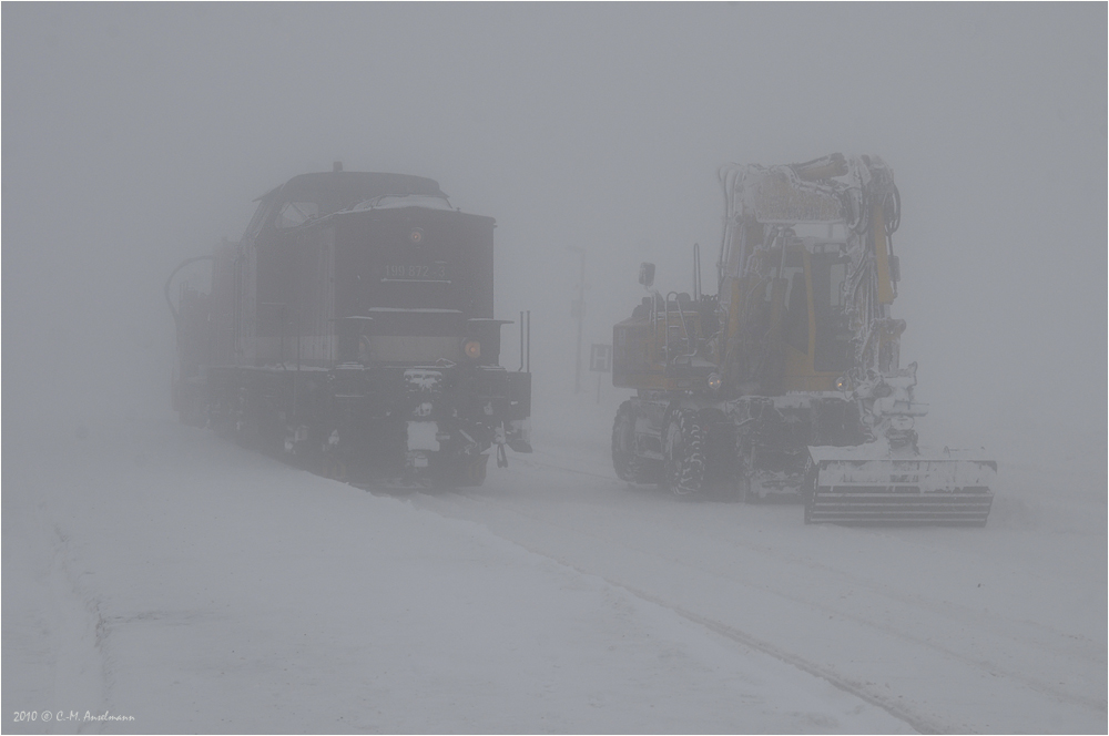 Schweres Gerät im Nebel