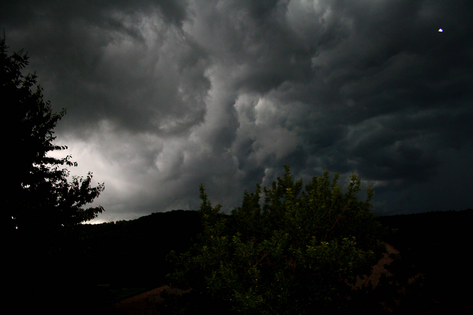 Schweres Gewitter über der Höhburg in Merenberg Westerwald