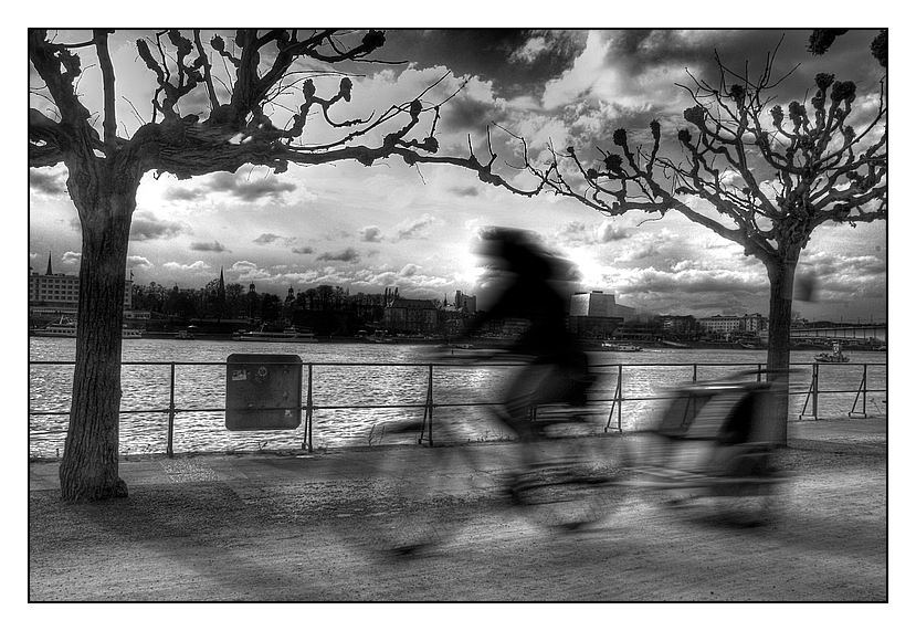 schweres Treiben am Rhein