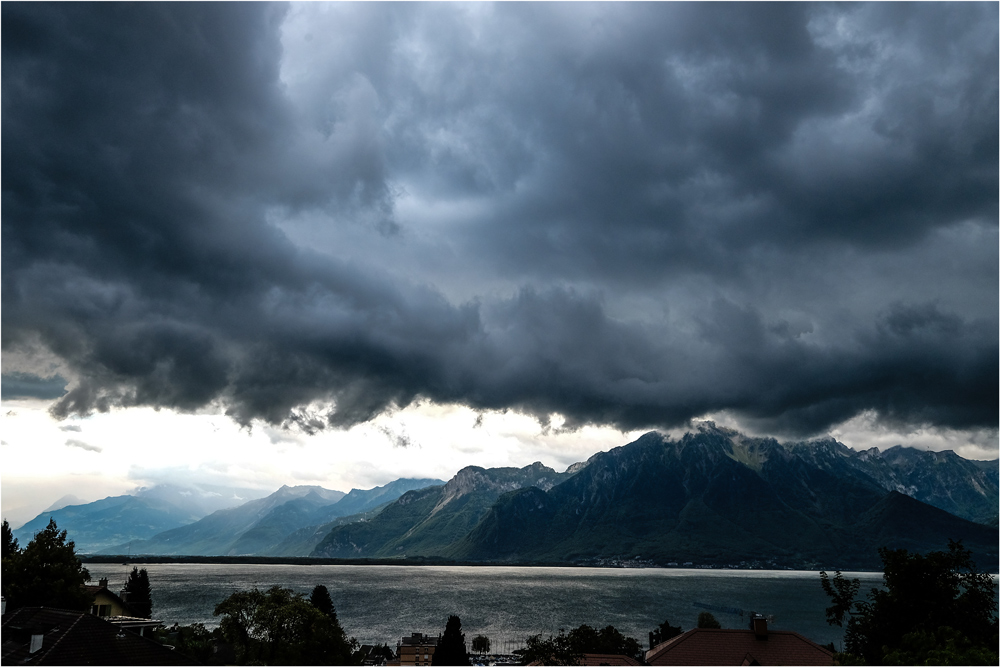 SCHWERES WETTER ÜBER DEM GENFER SEE