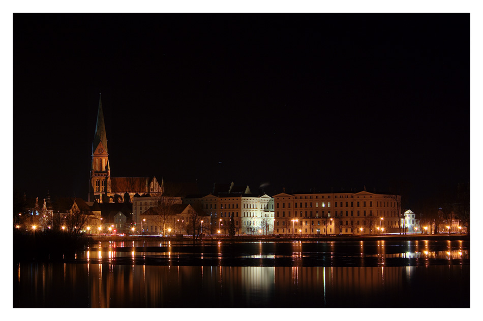 *Schwerin @ night*