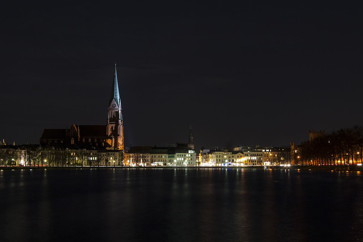 Schweriner Altstadt bei Nacht