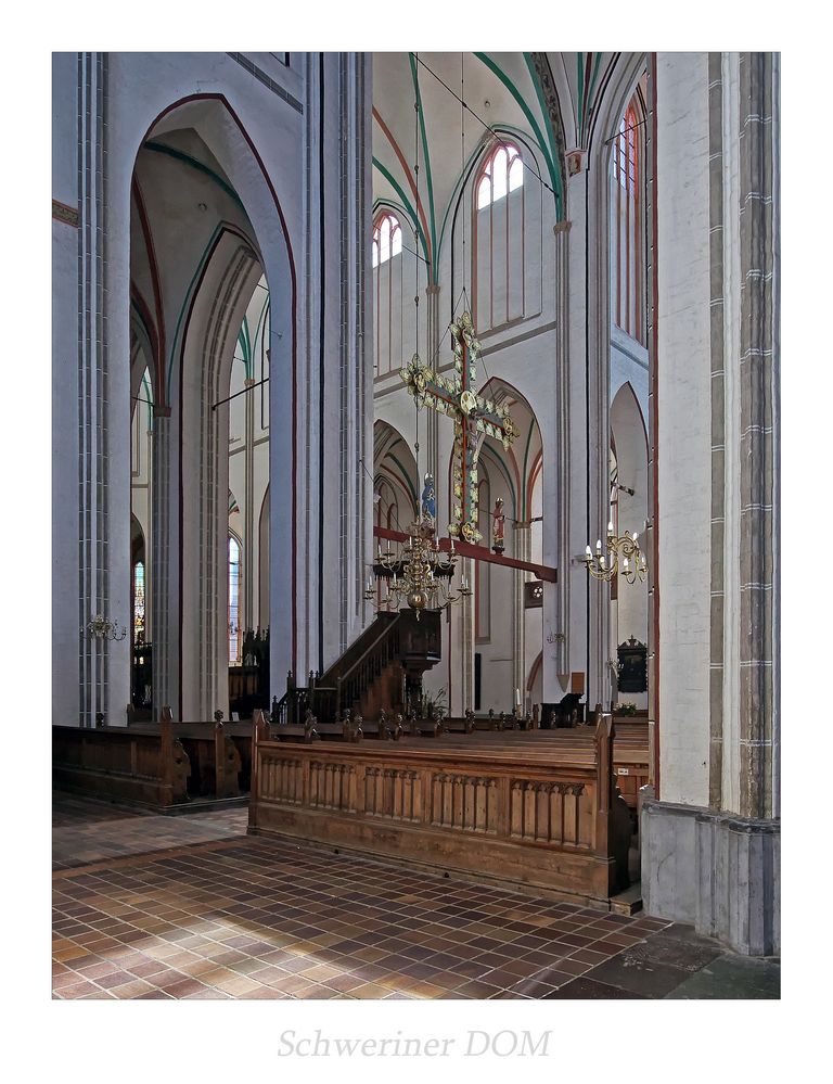 Schweriner DOM " Blick zum Triumphkreuz mit Maria und Johannes, aus meiner Sicht "