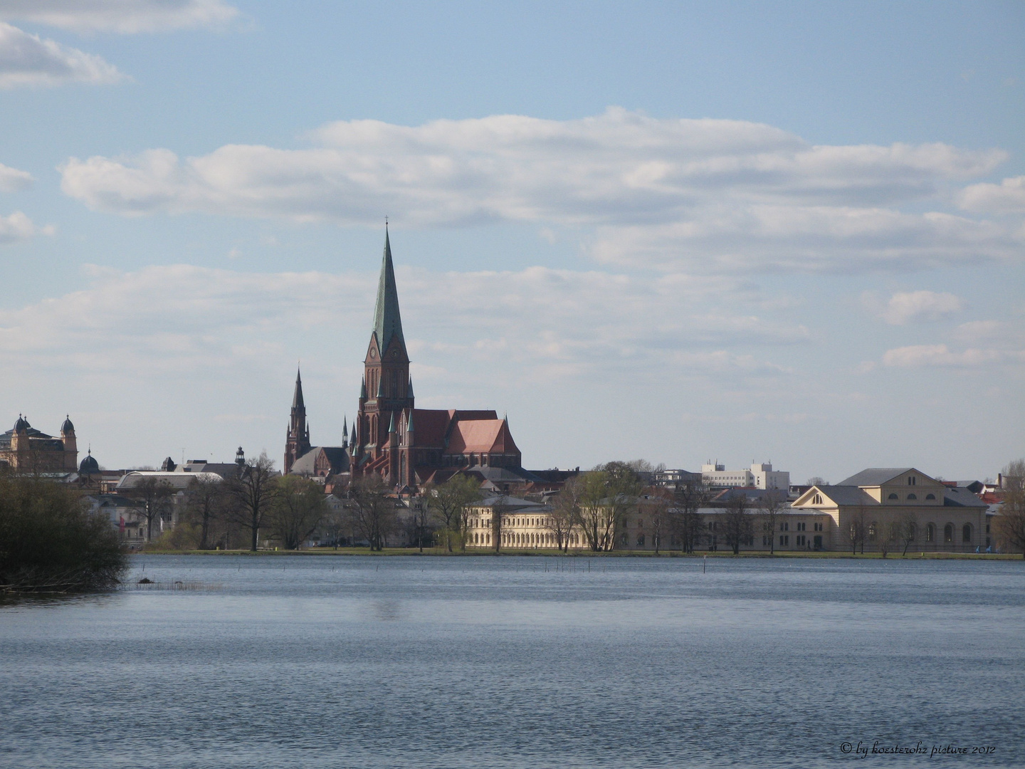 Schweriner Marstall und Dom im Hintergrund