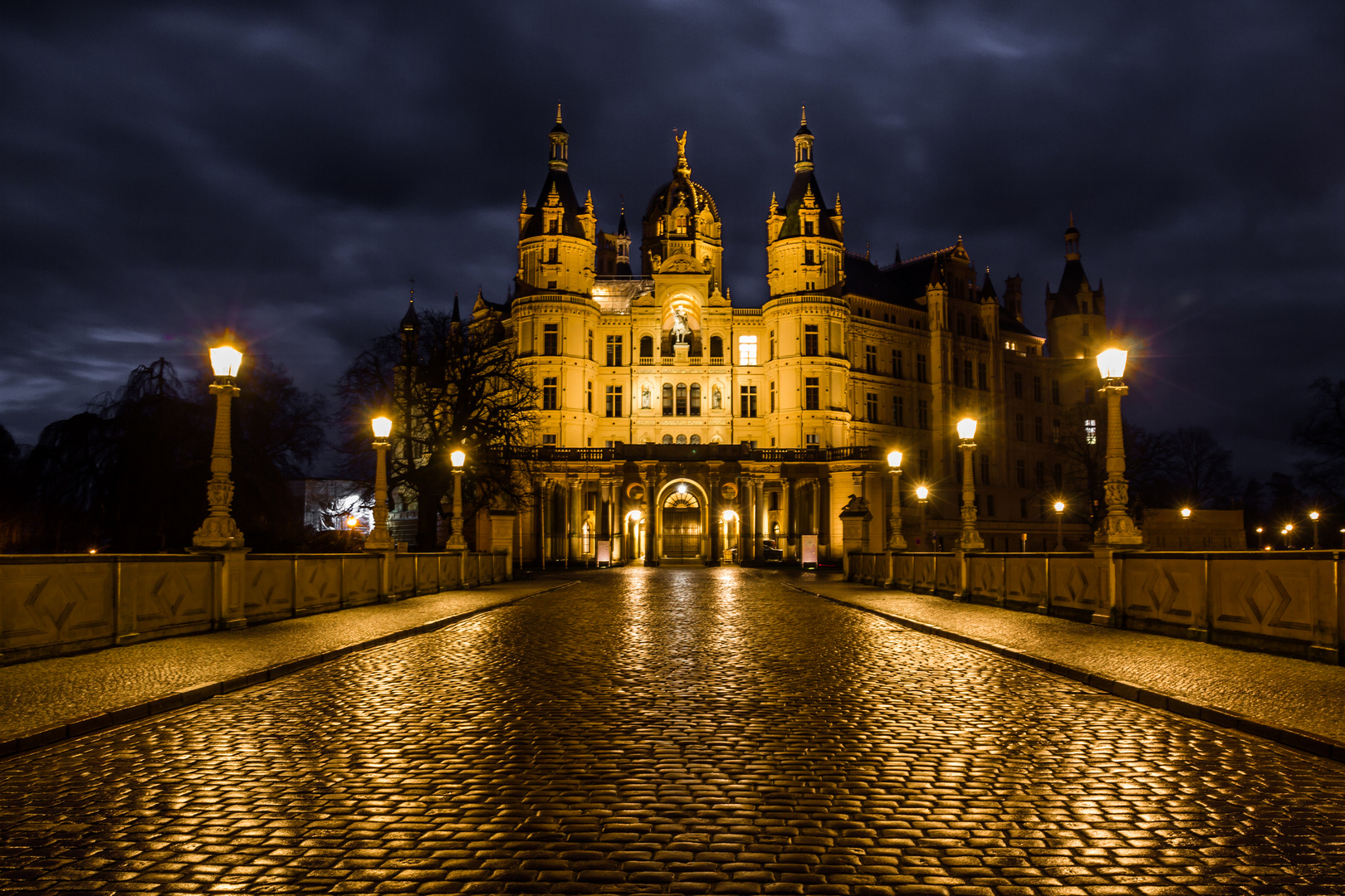 Schweriner Schloss abends im Regen