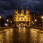 Schweriner Schloss abends im Regen