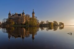 Schweriner Schloss an einem Frühlingsmorgen