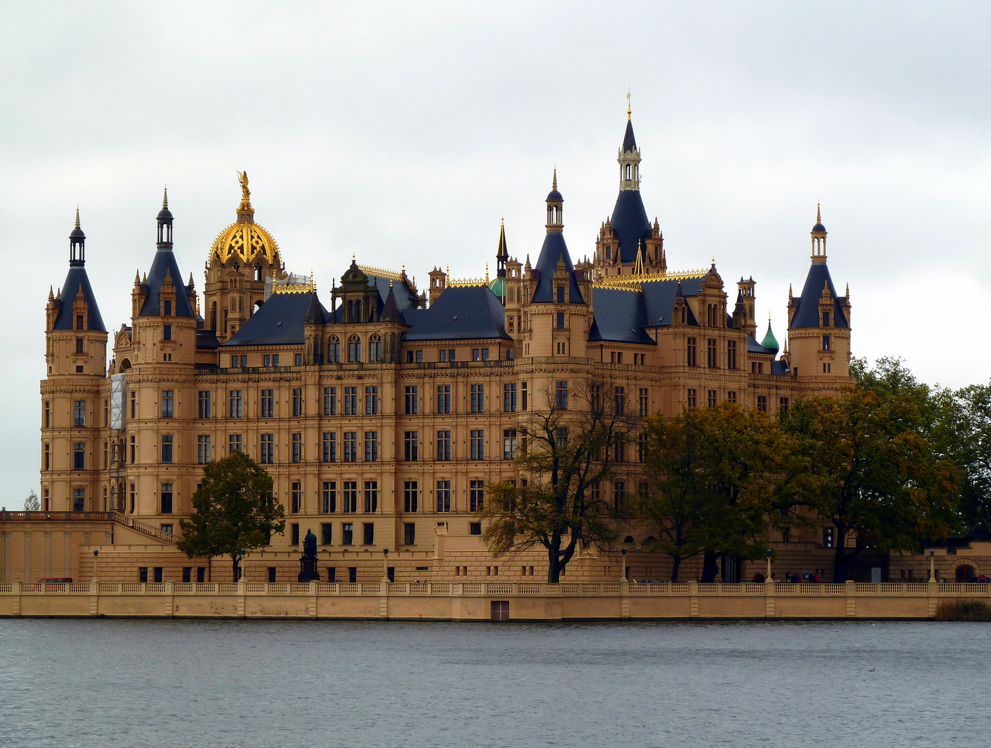 Schweriner Schloss an einem verregneten Tag