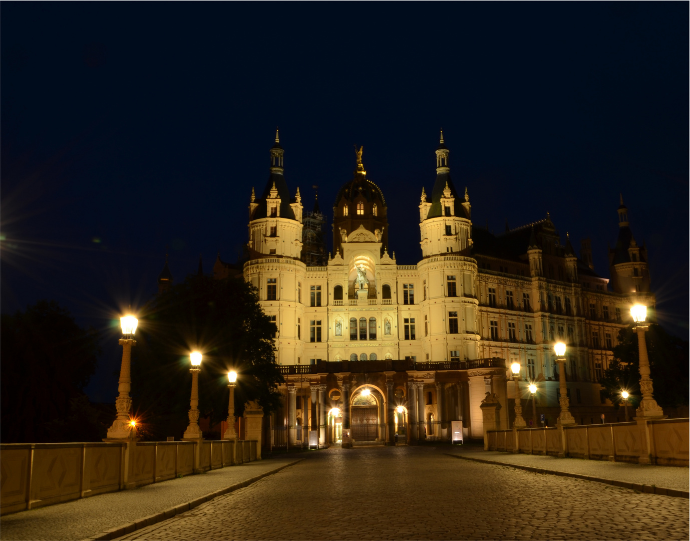 Schweriner Schloss bei Nacht