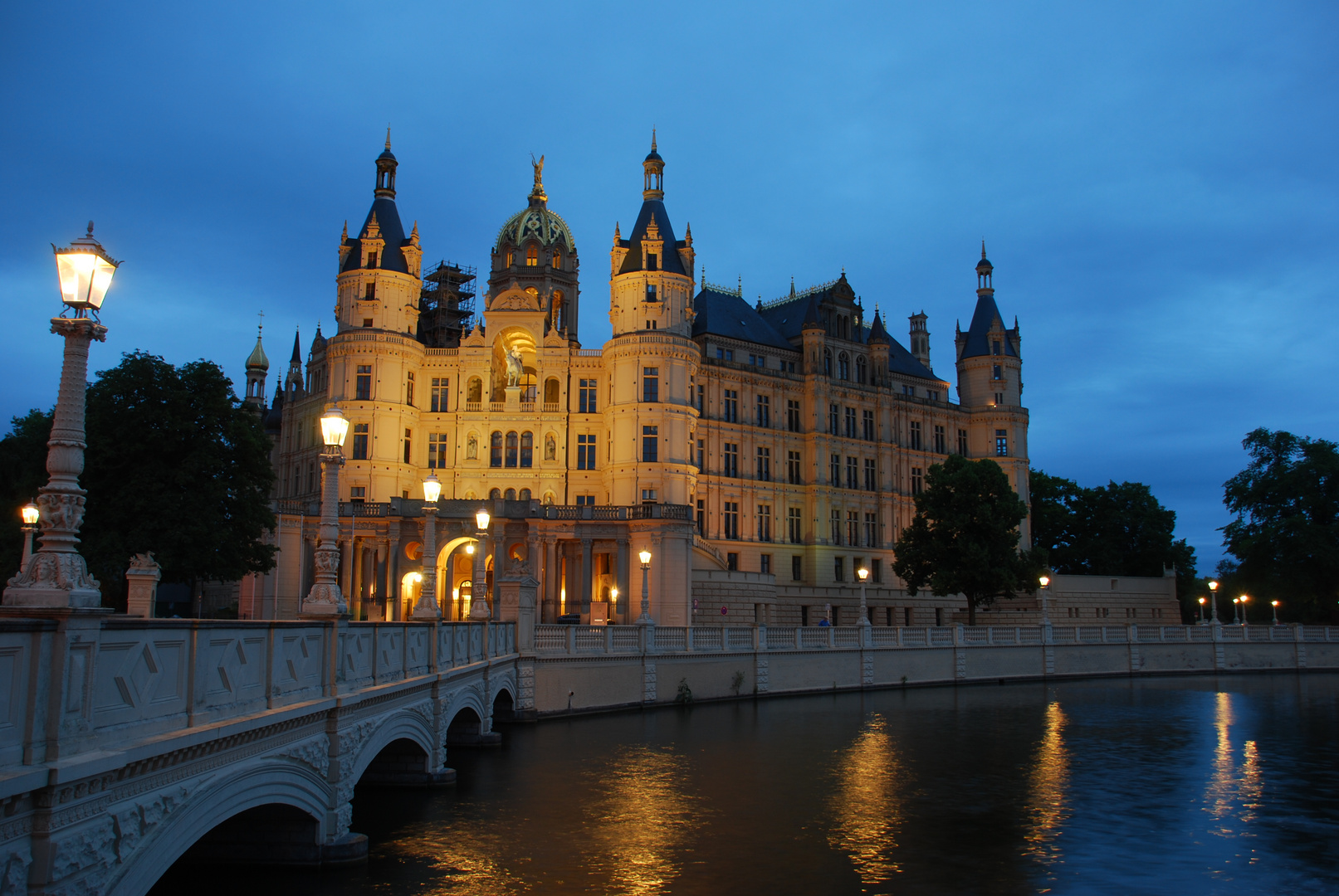 Schweriner Schloss bei Nacht