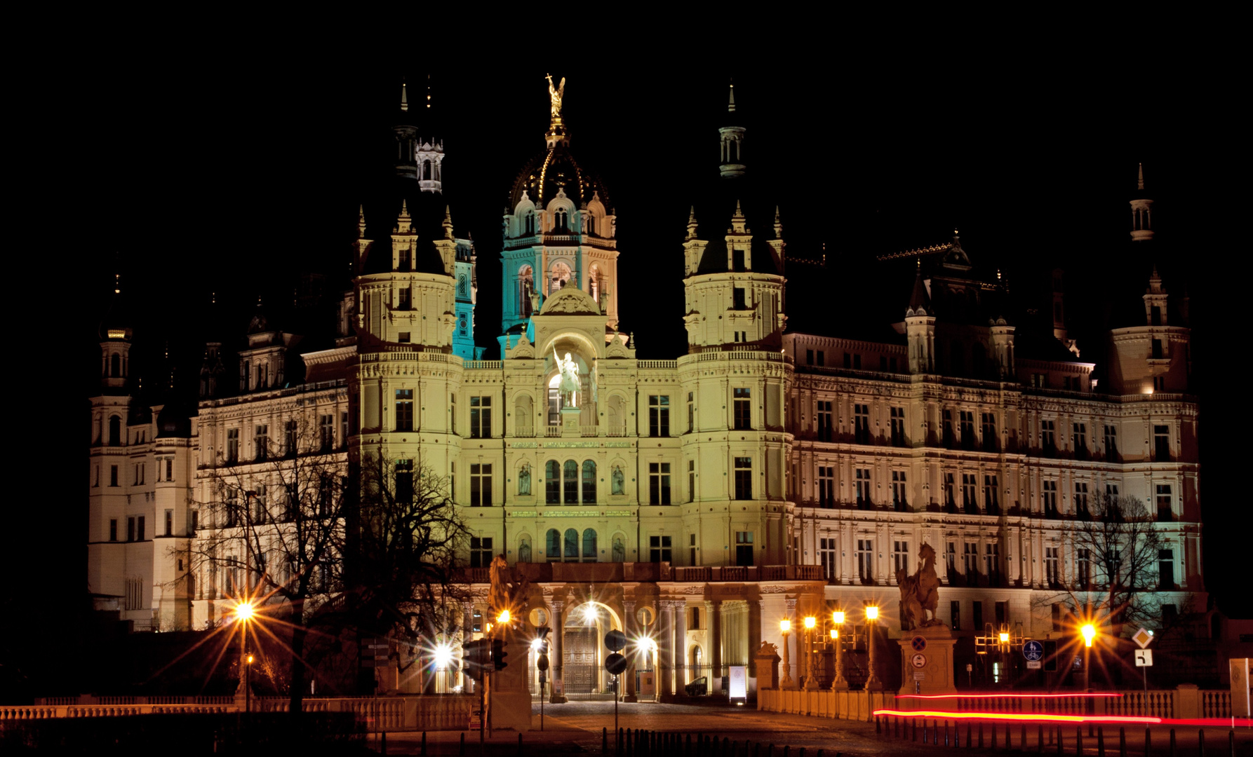 Schweriner Schloss bei Nacht