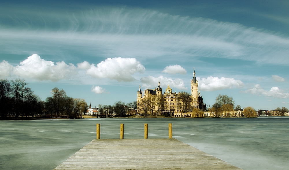 Schweriner Schloss im April