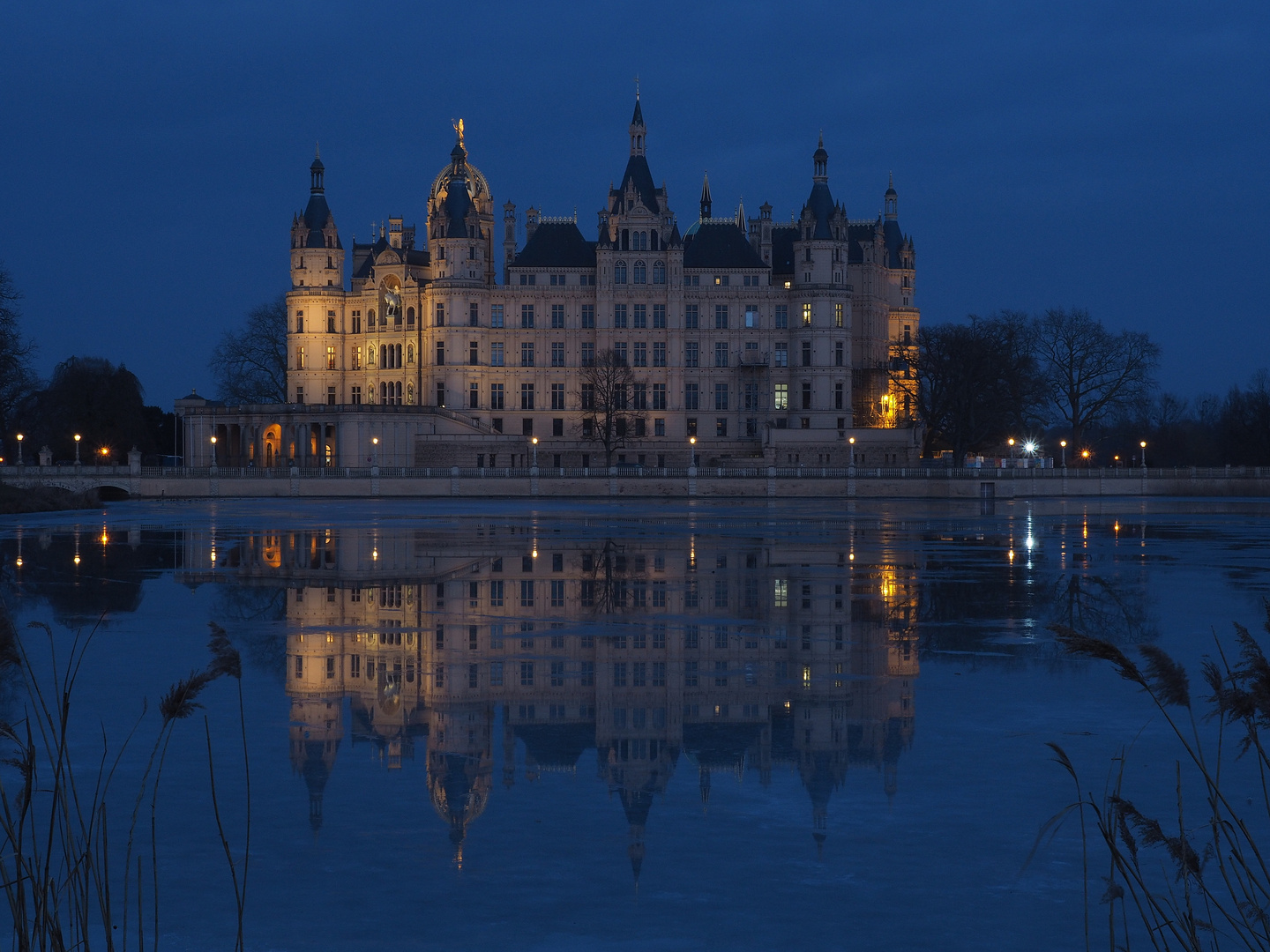 Schweriner Schloss im Eis