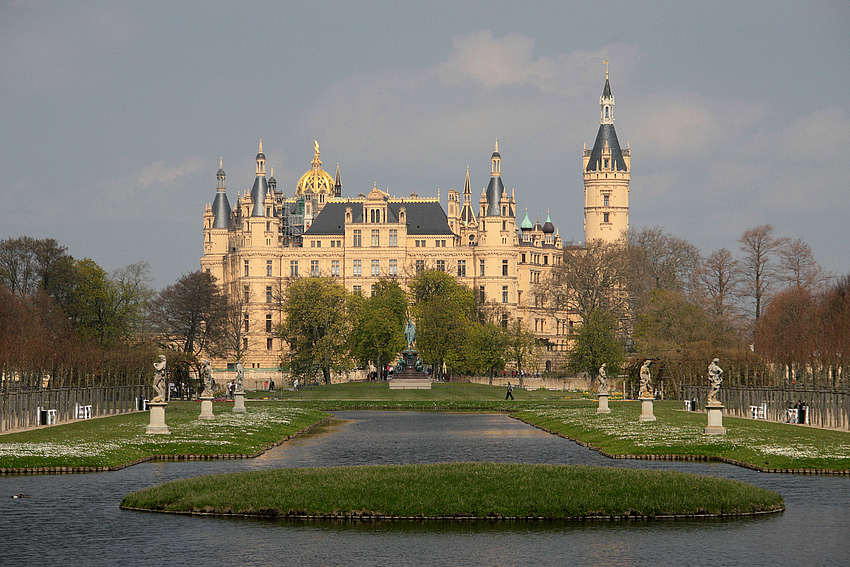 Schweriner Schloss im Frühling