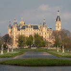 Schweriner Schloss im Frühling