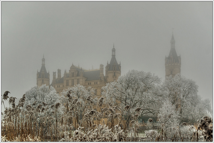 Schweriner Schloss im Nebel