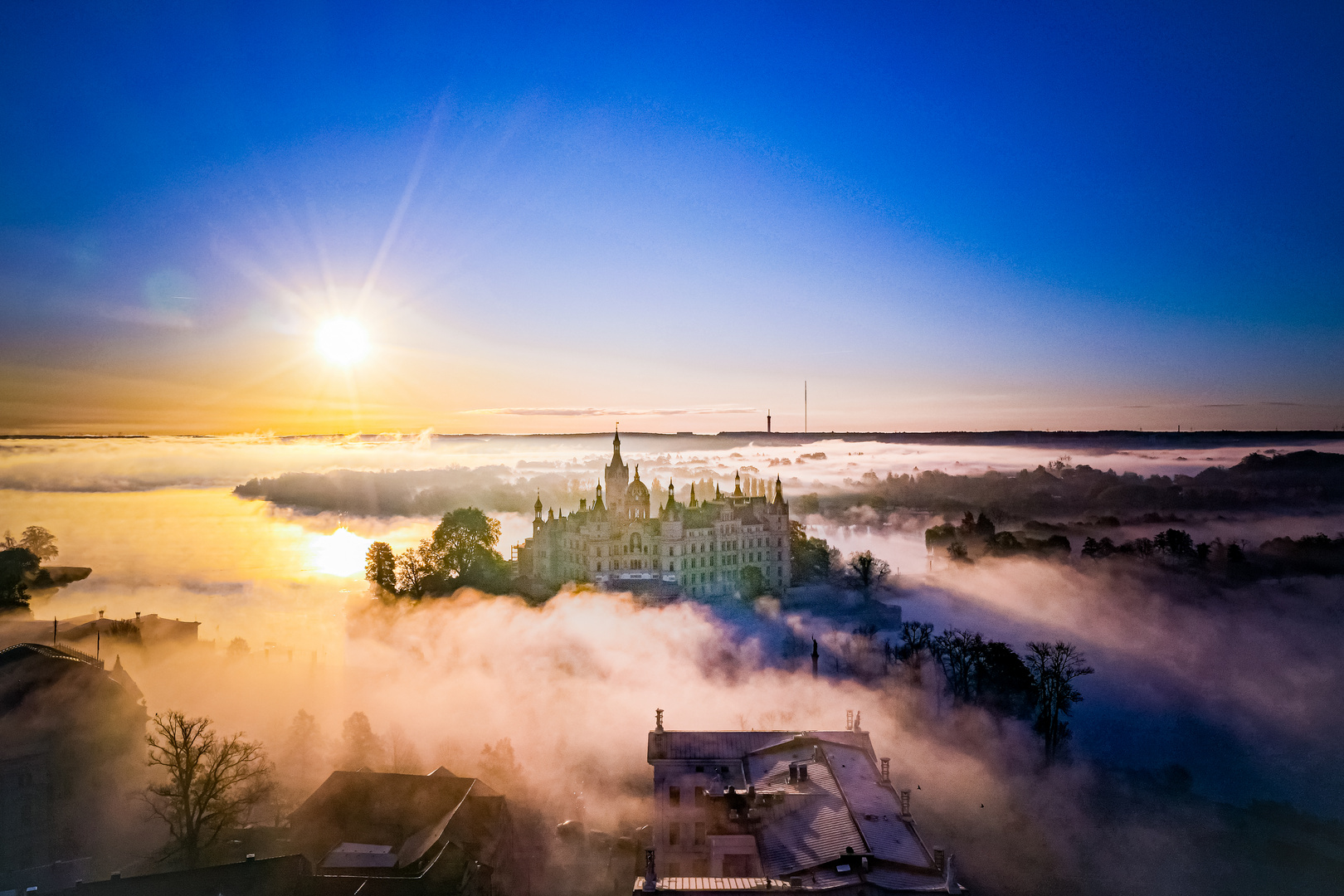 Schweriner Schloss im Nebel