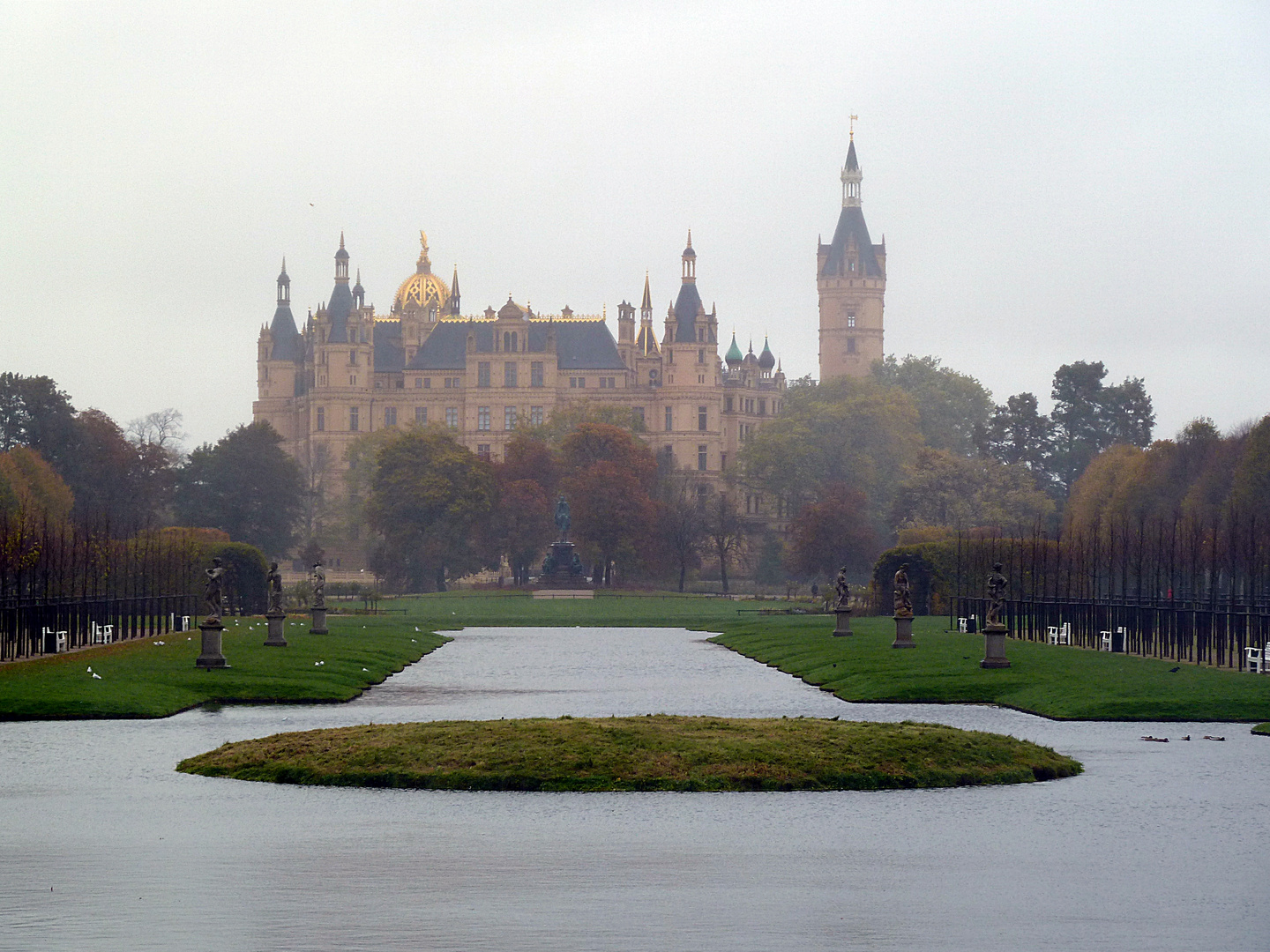 Schweriner Schloss im Nebel