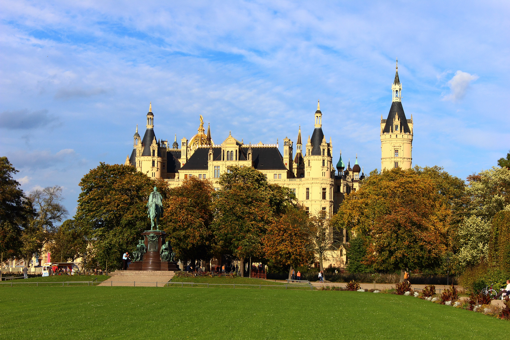 Schweriner Schloß im Oktober