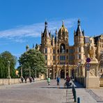 Schweriner Schloss im schönsten Sonnenlicht mit seinen zahlreichen Türmen und goldenen Kuppel...