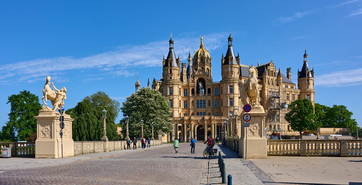Schweriner Schloss im schönsten Sonnenlicht mit seinen zahlreichen Türmen und goldenen Kuppel...