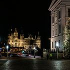 Schweriner Schloss im Weihnachtslicht.