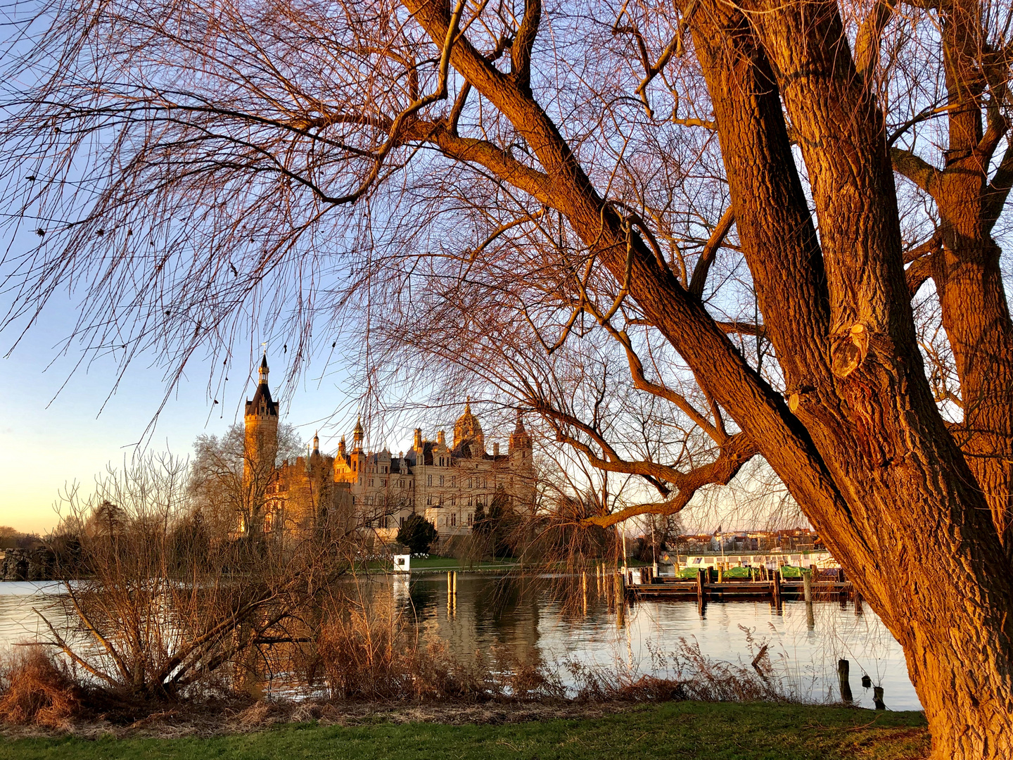 Schweriner Schloss kurz nach Sonnenaufgang