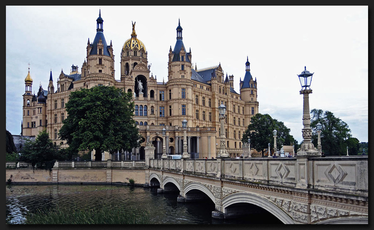 Schweriner Schloss mit Brücke