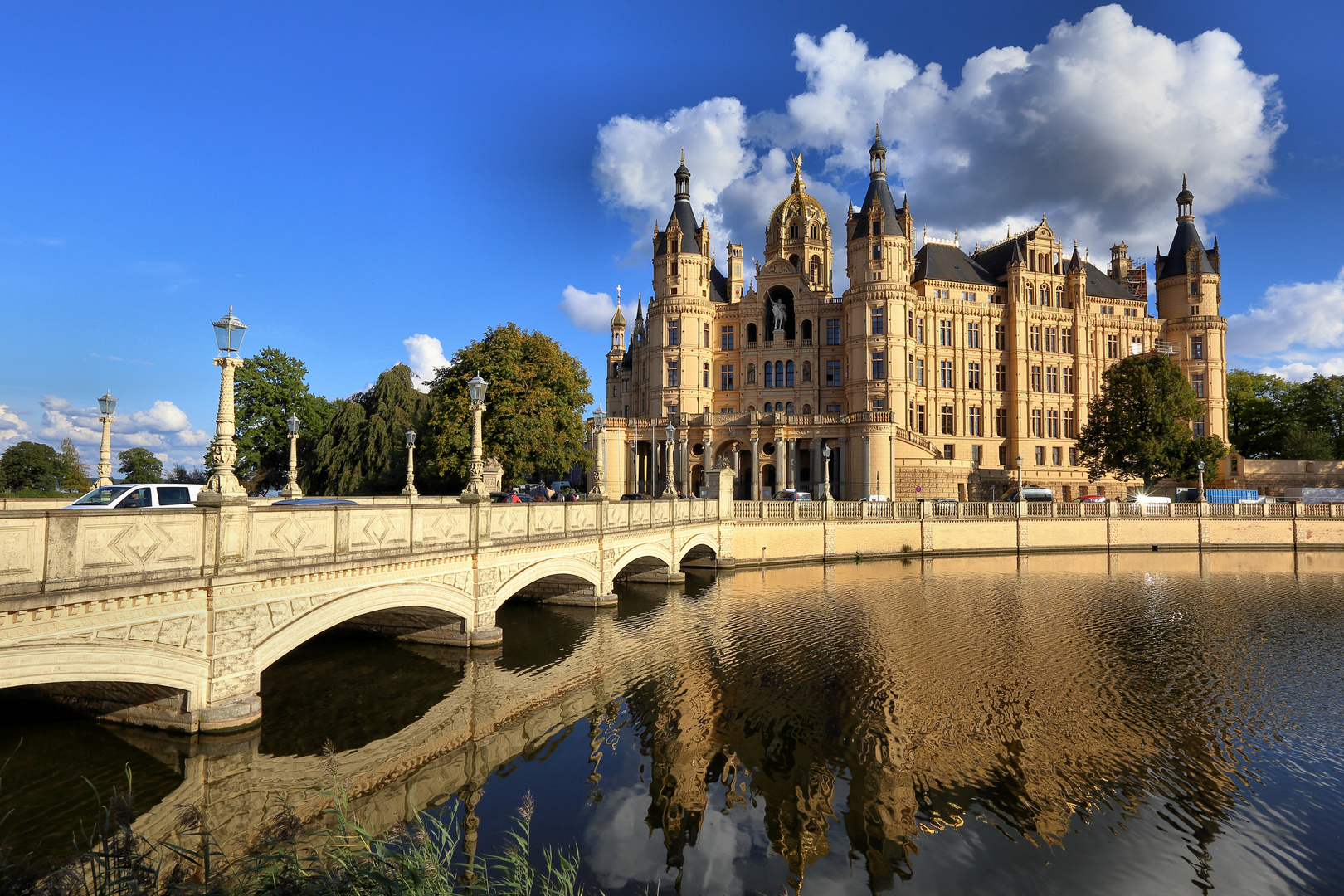 Schweriner Schloss mit Spiegelung (02)