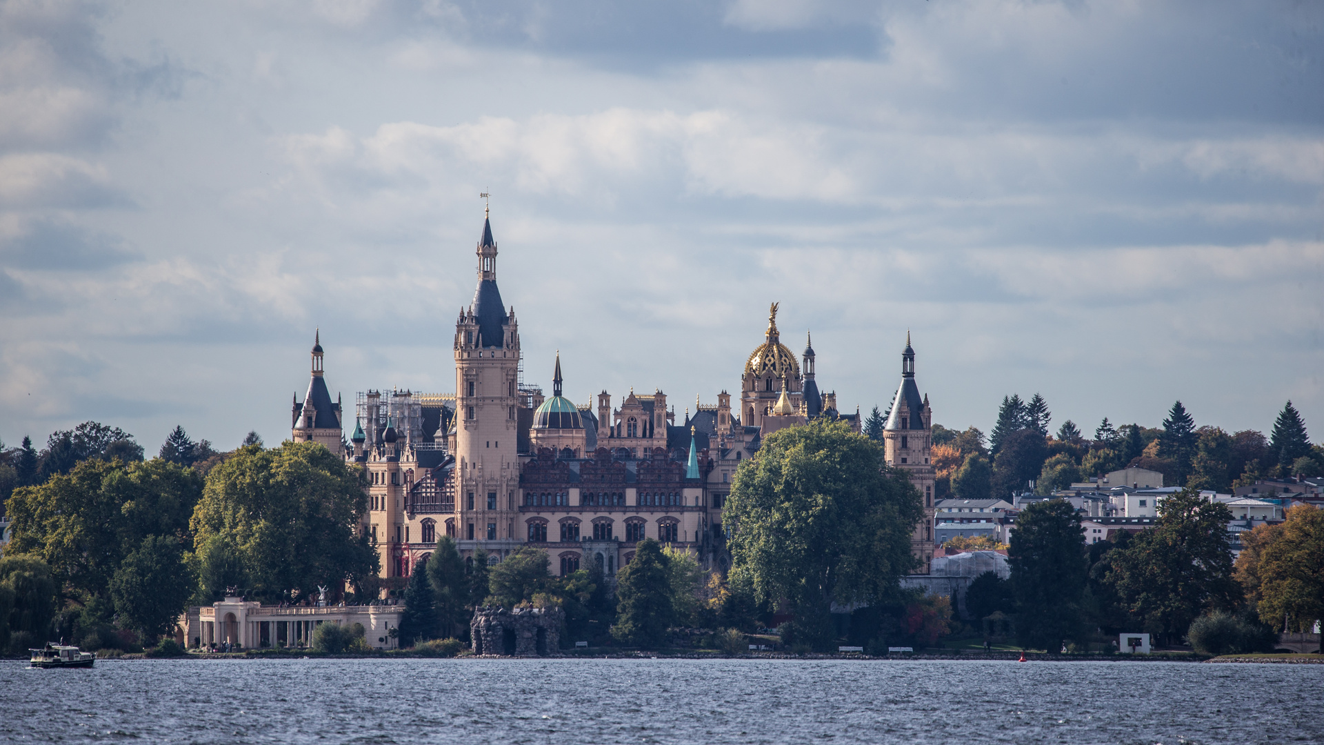 Schweriner Schloss vom Wasser aus.