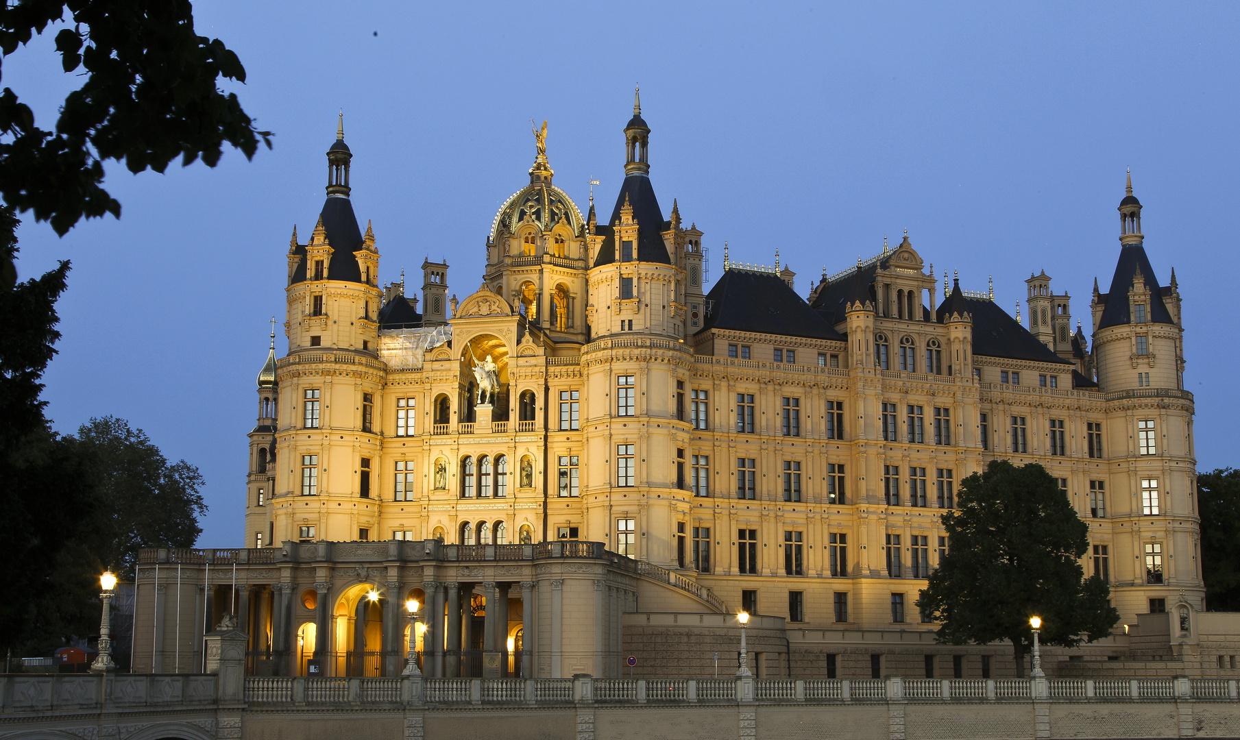 Schweriner Schloss zur blauen Stunde