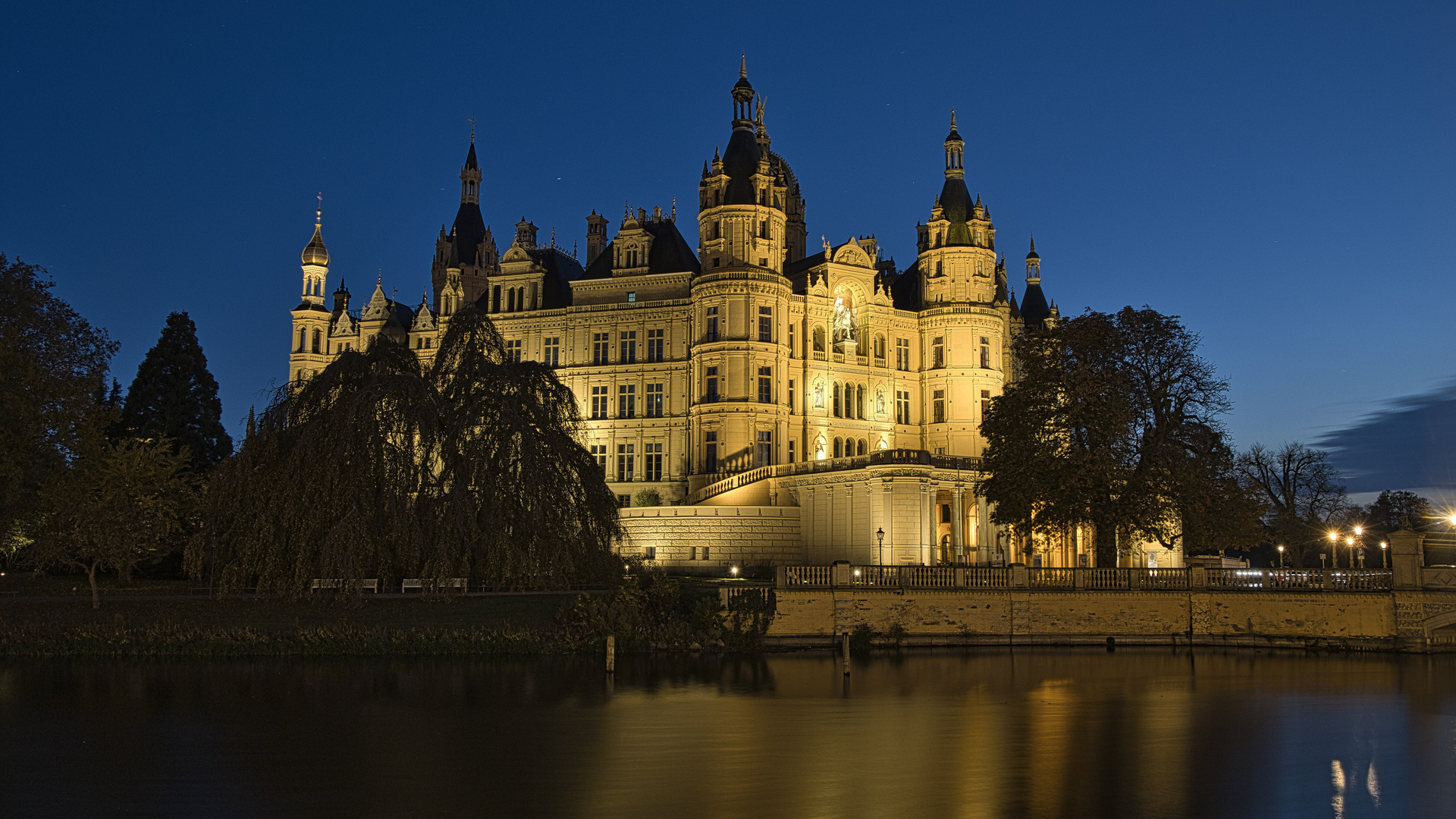 Schweriner Schloss zur blauen Stunde