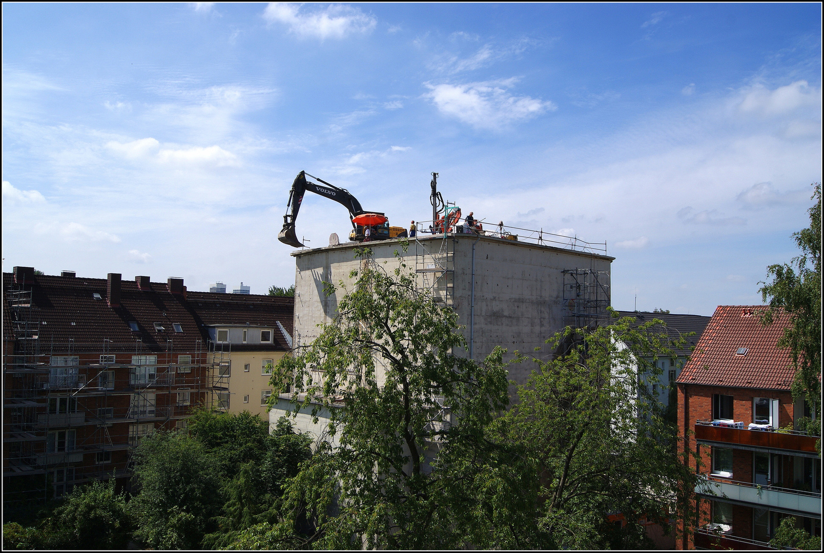 Schwerstarbeit mit Sonnenschirm...