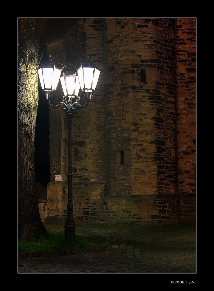 Schwerte bei Nacht - Laterne vor der St. Viktor - Kirche.