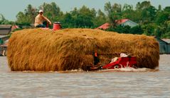 Schwertransport auf dem Mekong