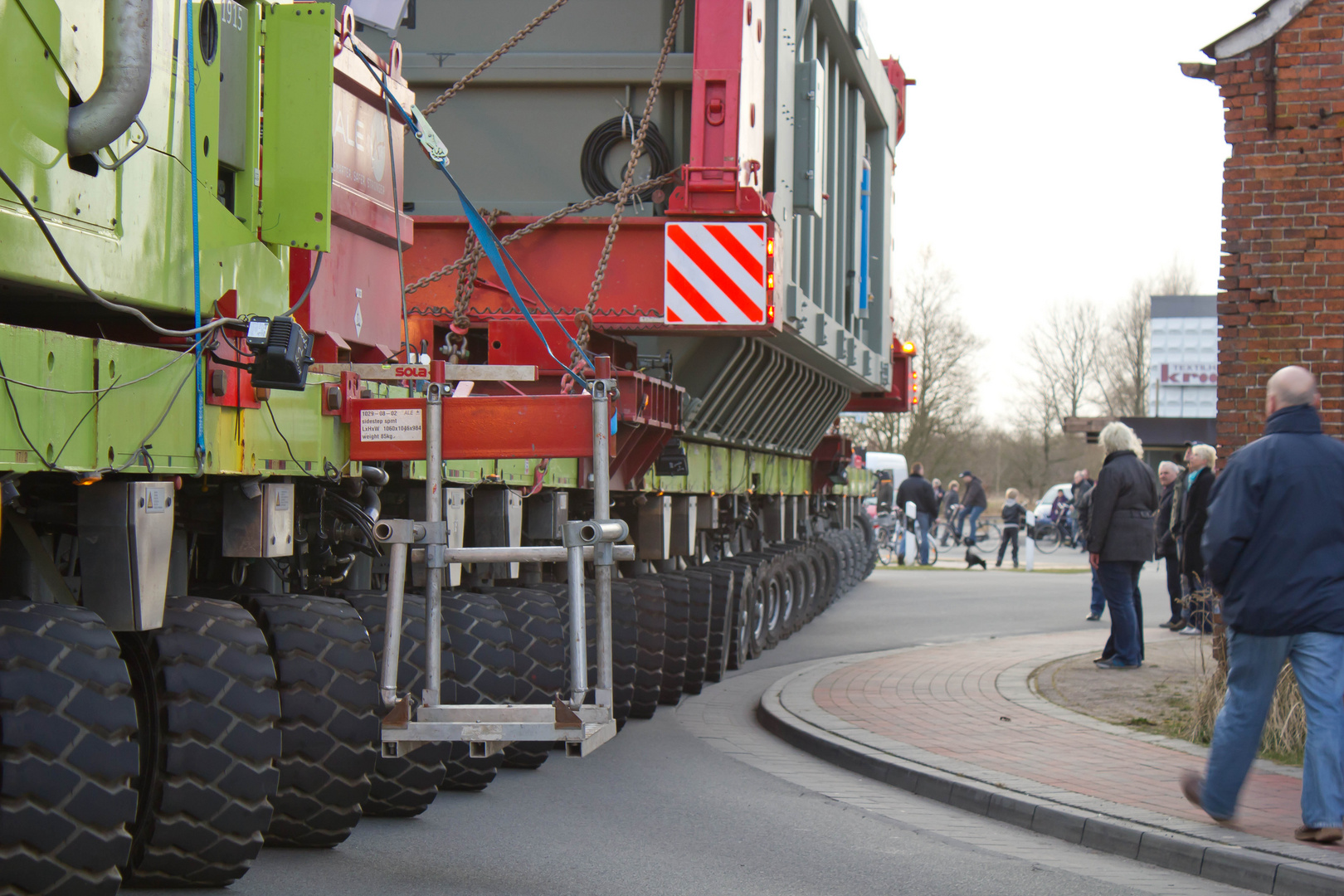 Schwertransport durch Möhlenwarf 2