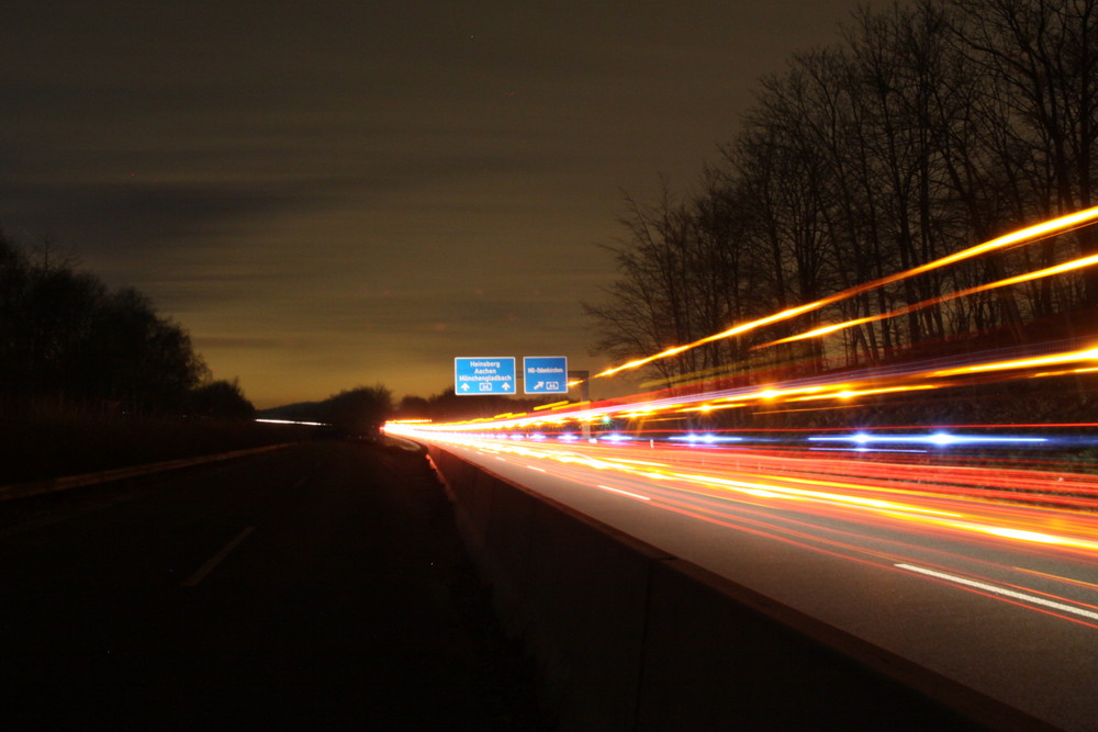 Schwertransport mit Polizei im Schlepptau