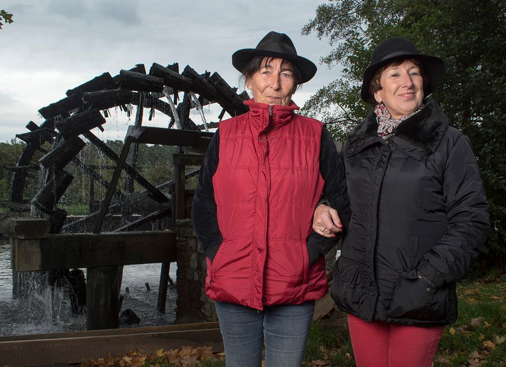 Schwester beim Wasserrad in Hausen