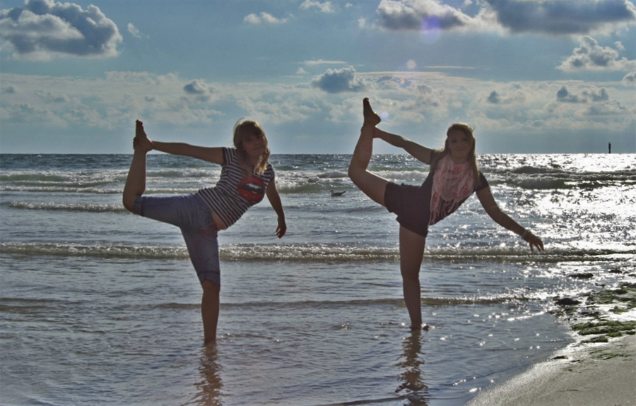 Schwestern am Strand von Westerland auf Sylt