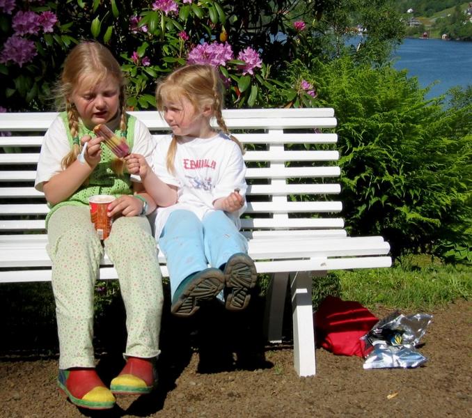 Schwestern, blühender Rodhodendron und Eis