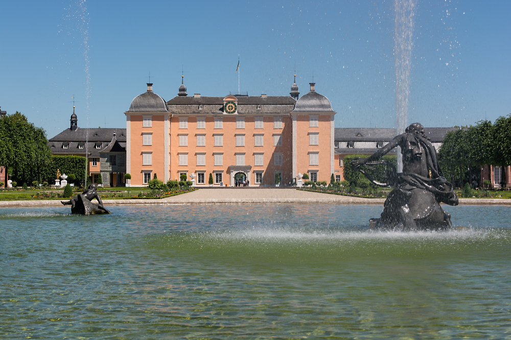 Schwetzingen Brunnen mit Schloss