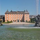 Schwetzingen Brunnen mit Schloss