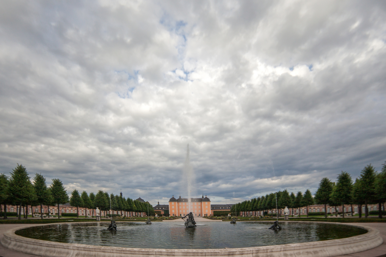 Schwetzinger Schloss_Blick auf Brunnen und Schloss