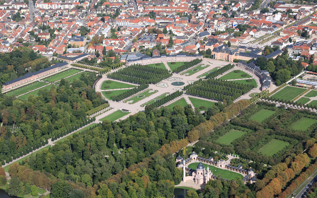 schwetzinger schlosspark mit moschee und schloss