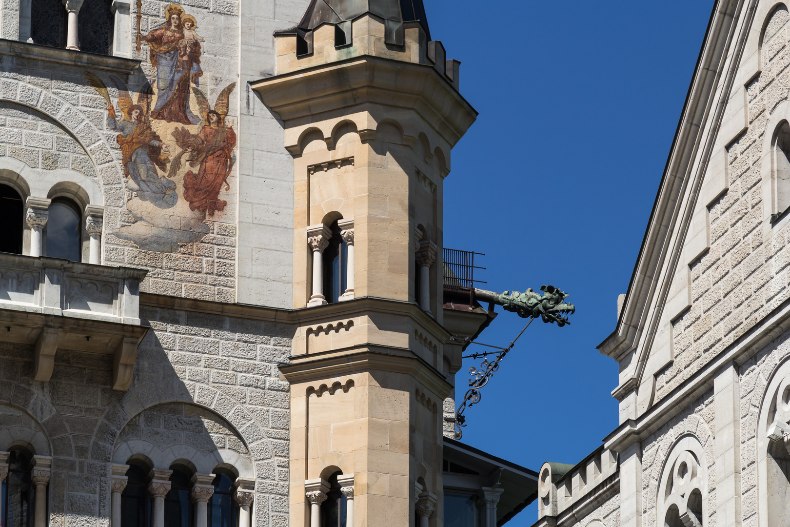 Schwiegermutter am Fenster