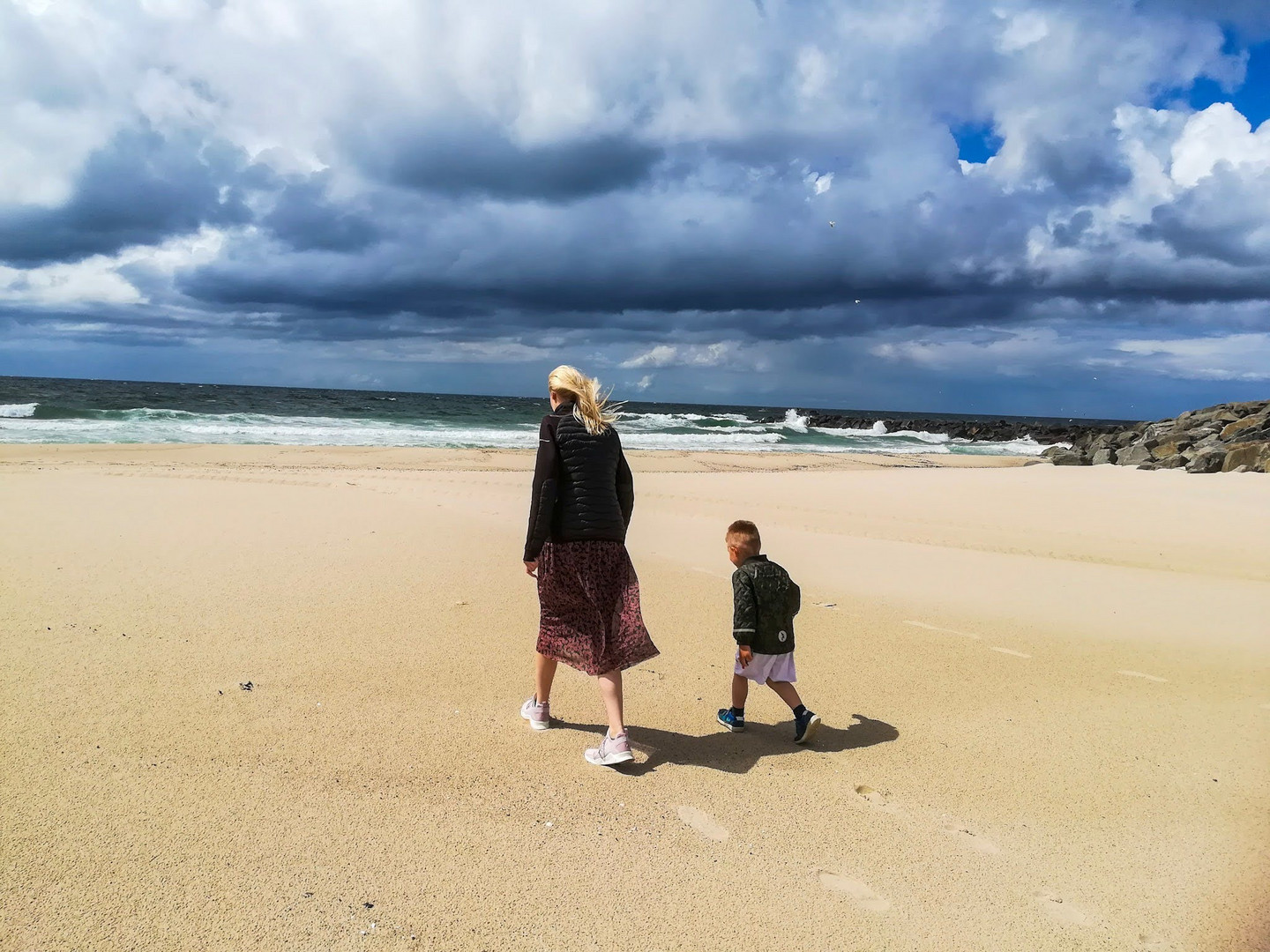 Schwiegertochter und Enkel am Meer