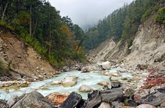 Schwierige Wegstrecke entlang des Dudh Khola