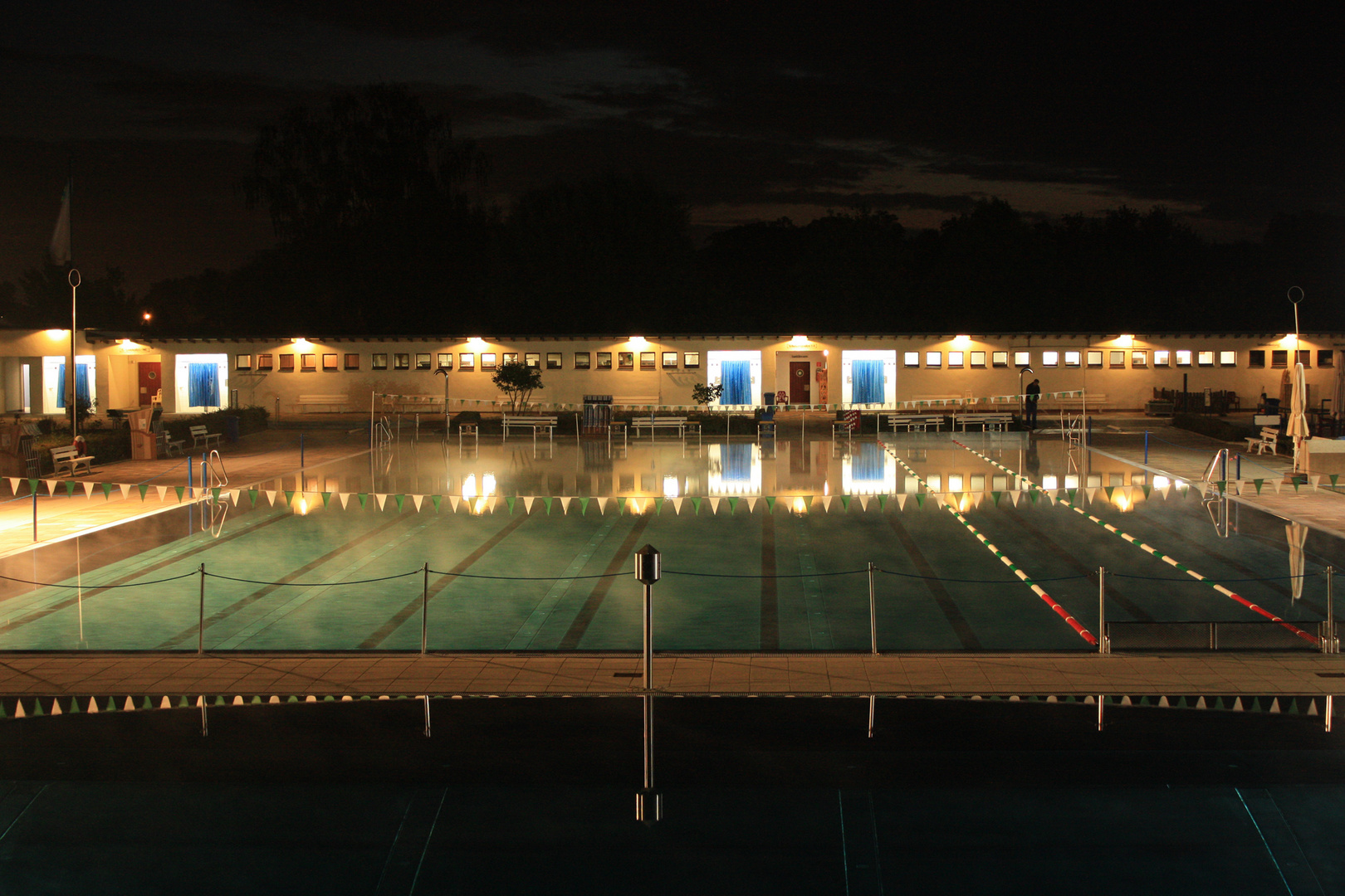 Schwimmbad bei Nacht